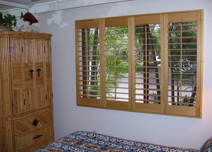 natural stained wood - Kihei